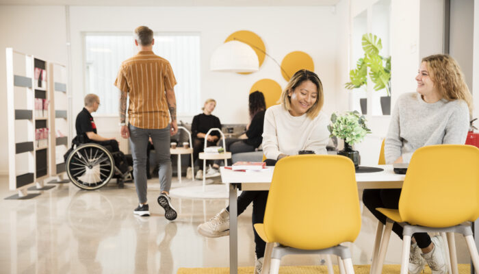 studenter i campusmiljö